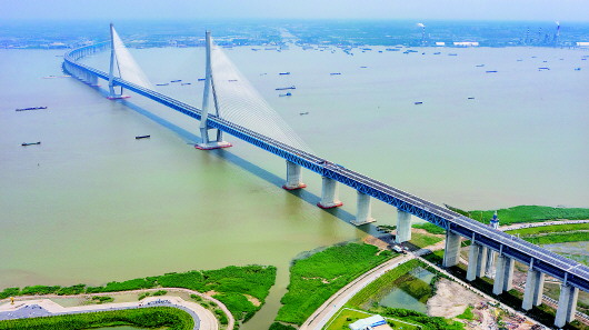 沪苏通长江公铁大桥正式开通运营(图1)