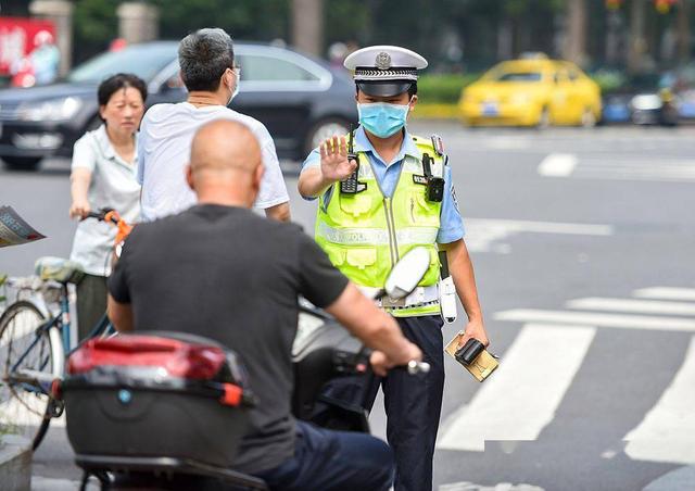 电动车不戴头盔处罚首日 南京交警半天查了513起(图1)