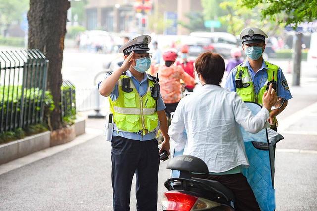 电动车不戴头盔处罚首日 南京交警半天查了513起(图4)